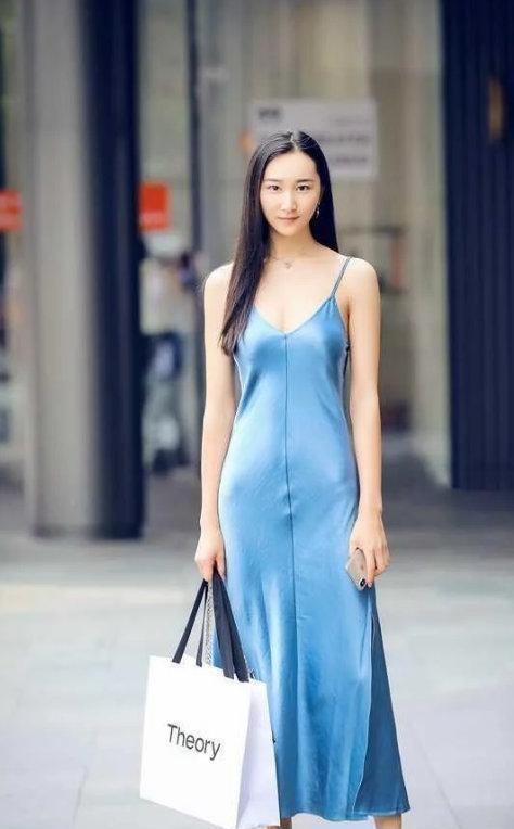 高跟鞋|美女搭配上一双裸色尖头高跟鞋,让她的气质看上去十分的美丽动人