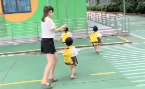 鸭子|辣妈“六亲不认”式送三胞胎上学,像极了传说中的“赶鸭子上架”