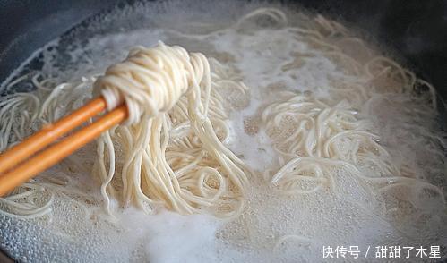 爽滑|煮面条,水开下锅太外行!面馆师傅教你几招,面条劲道又爽滑