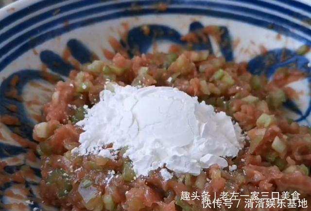 不剩|芹菜别炒着吃了,加一块豆腐,比红烧肉还香,上桌连汤汁都不剩!