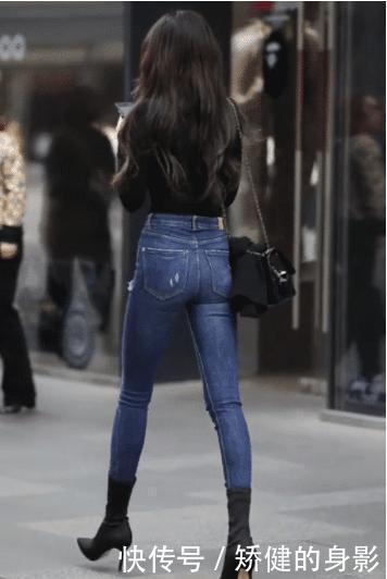 牛仔裤|黑色低胸紧身长袖衫搭配紧身高腰牛仔裤,款式简单,低调有内涵