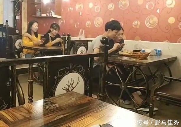 5名大学生点了14串烧烤,买单时却发现上了121串?老板:都吃完了