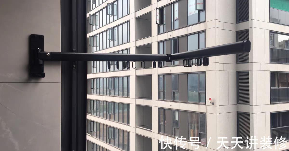 衣服|邻居太贪心,只有一个阳台,他装折叠晾衣架,一边晾晒一边改书房