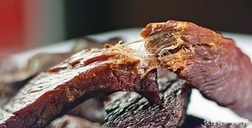 看过|“假牛肉”都是怎么做成的?看过原材料后:能吃出来才怪!