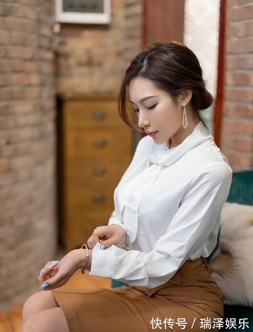 时尚 白色的衬衫很是时尚百搭,下搭咖啡色半身裙,身材得到最好的展示