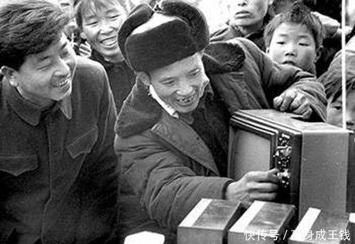 过年|年三十看春晚是如何一步步成为了过年的习俗