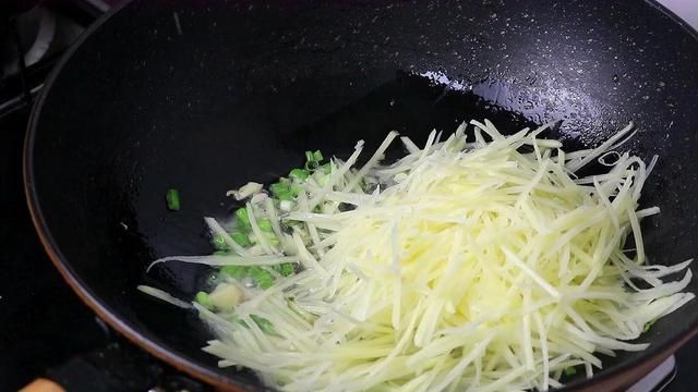 土豆上插上1根筷子，教你简单一做，比吃大鱼大肉还过瘾