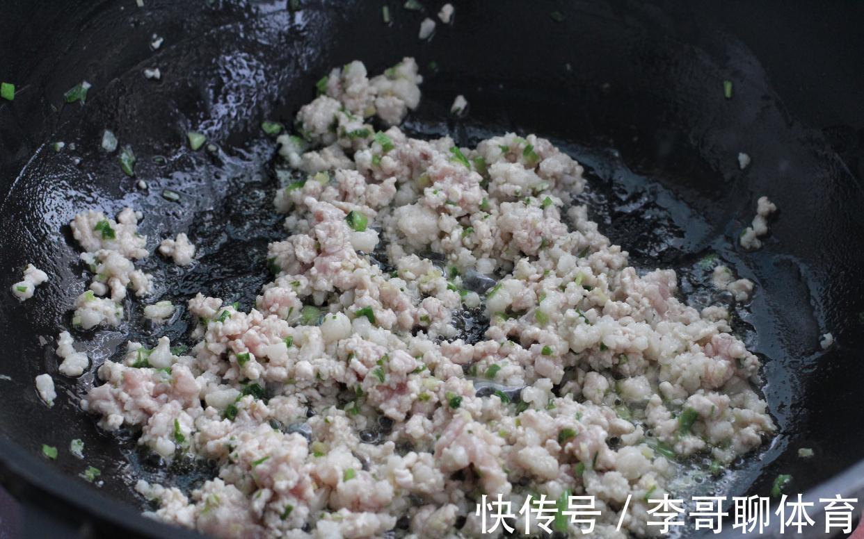 十分钟搞定,不用揉面就能做出香酥美味的大肉饼,孩子一口气吃俩