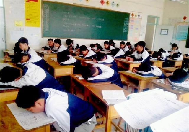 学生|老师看着考场无奈，一半学生中考睡觉，放弃普高就只能去职高