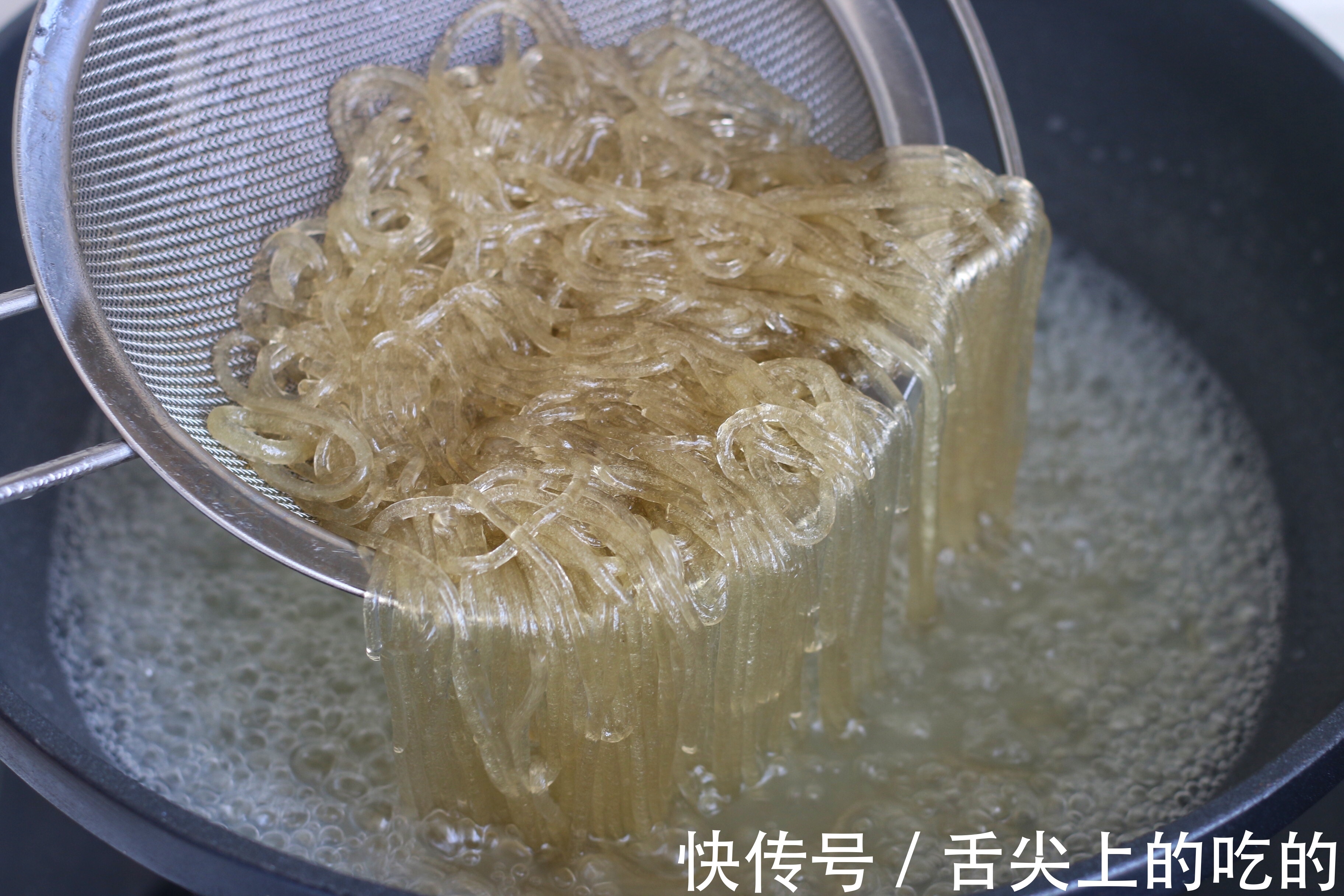 做肉末炒粉条，记住两个关键点，不管放多久，粉条都不粘不坨