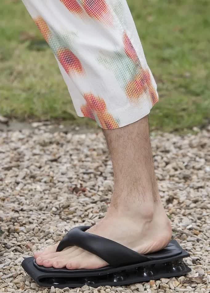 yeezy|目测增高10cm 的凉鞋你不馋吗?