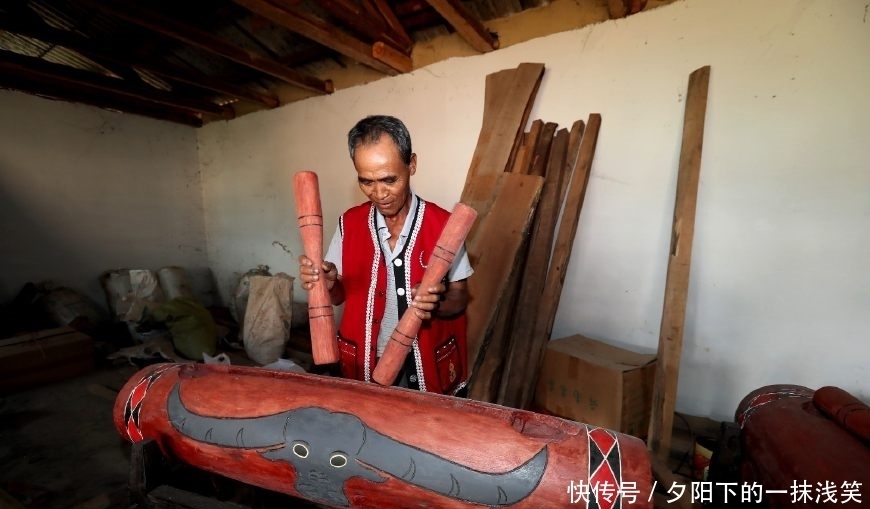 六旬大爷自学成才作“通天木鼓”,每个售价万元