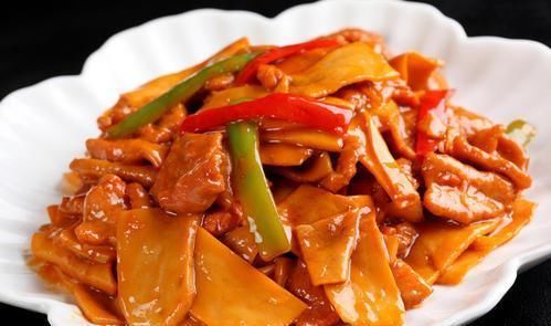 美食推荐：家常小炒鸡，小炒杏鲍菇，凉粉，干煸五花肉杏鲍菇的做法