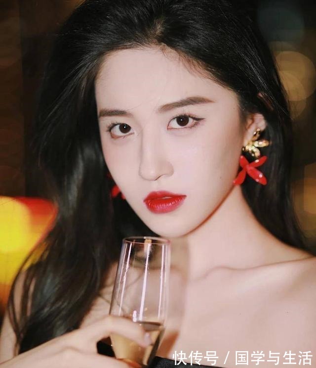 护肤品 日常护肤,不能盲目对肌肤进行“大补”,按照常规步骤就可以!