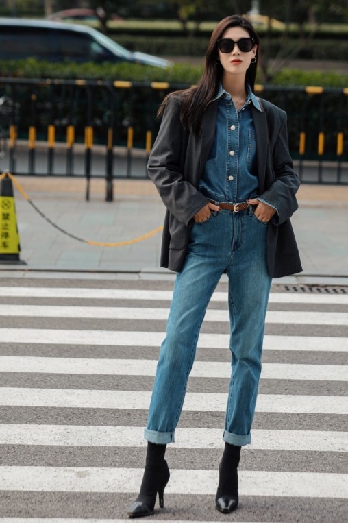 搭配|入冬之后可以穿,黑色高领毛衣搭配牛仔裤,穿出大长腿和小蛮好