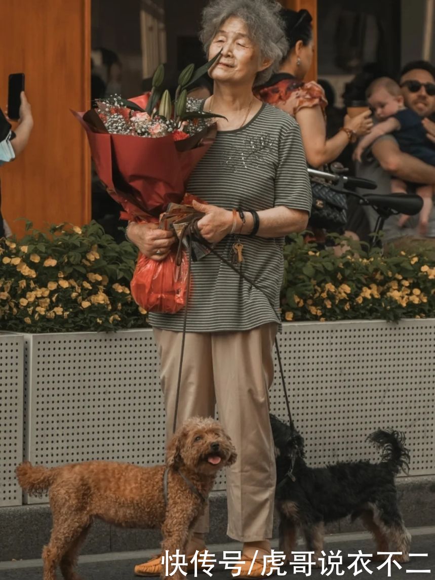 街拍|上海老年人的夏日出街装，比年轻人还会穿，这才是真正的简约时髦