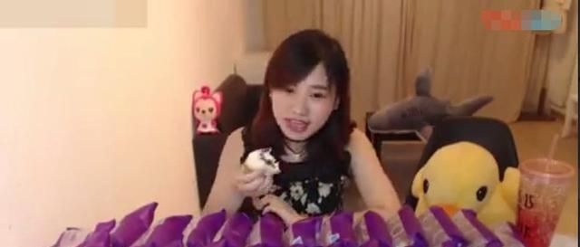 面包|大胃王密子君挑战26个紫薯面包,结果吃撑了,吃成这个样子