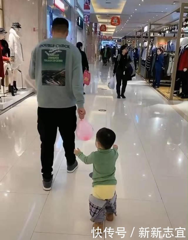 爸爸带儿子逛商场，儿子的“独特”装扮回头率超高，网友活着就好