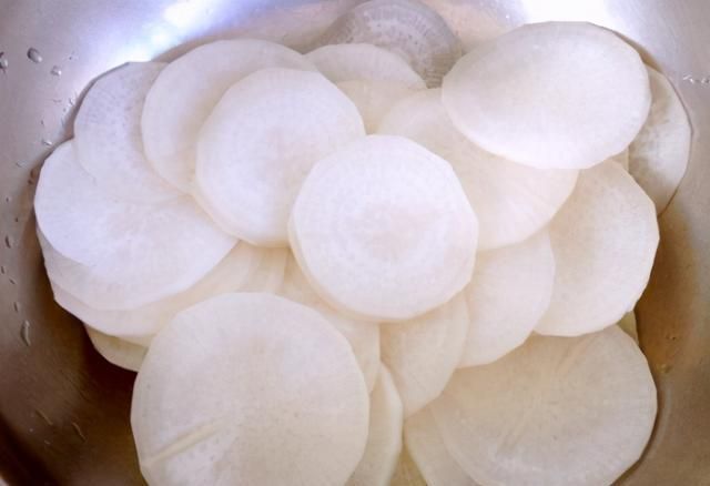  冬天|冬天偷懒不炒菜，这道蒸菜营养不上火，油少更健康，香喷喷超好吃