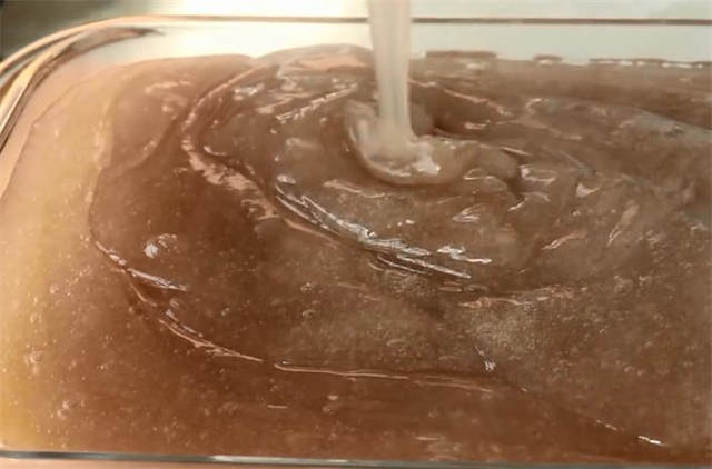 教你在家轻松制作凉粉，掌握好淀粉和水的比例，做出来才筋道好吃