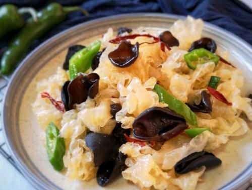 青椒、干辣椒、银耳、木耳这样一起爆炒，味道不会让你失望