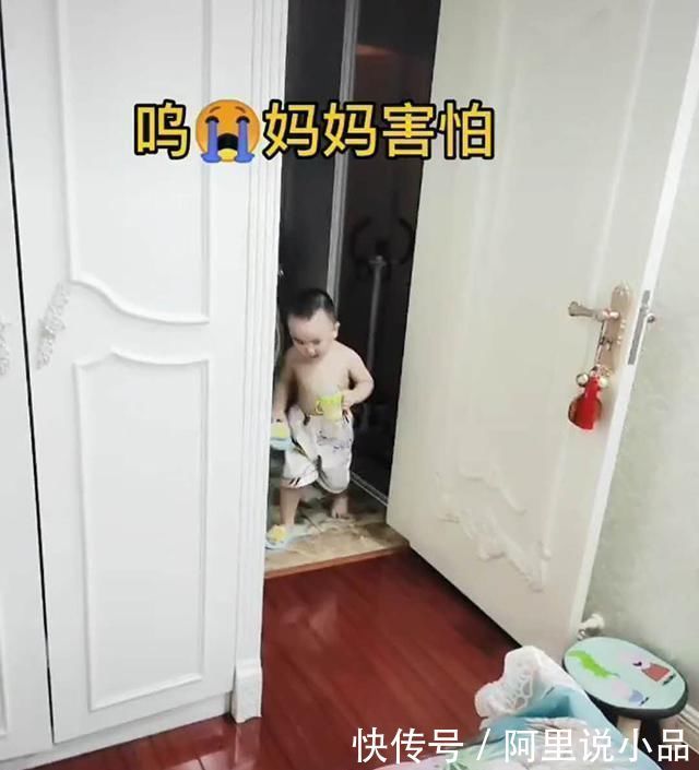 男子气概|妈妈睡觉遇蟑螂,喊宝宝前来“护驾”,看到宝宝手中物品妈妈笑翻