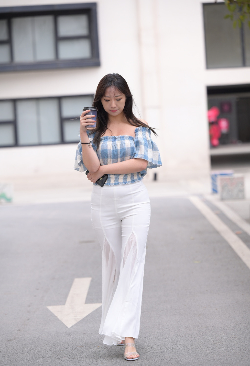 喇叭裤该怎么穿才有魅力? 看完妹子的穿搭, 一下子就明白了!