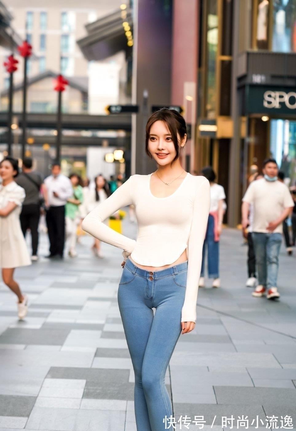 tips 如何用牛仔裤展示身材?弹力牛仔裤+高跟短靴,不仅显身材还很潮