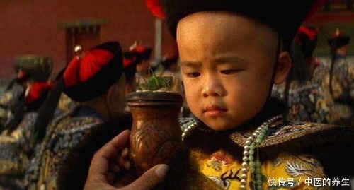 挖空|溥仪回忆童年潸然泪下,身体被贴身婢女挖空,饿坏了吃喂鱼馒头