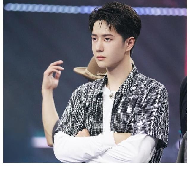 尼尔森|柔情与阳刚!王一博男友力式拥抱队员,大神在其怀中显温馨