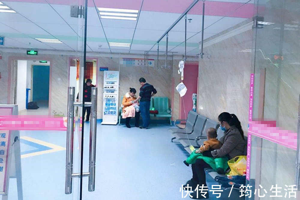 照片|爸爸带女儿看病的照片走红,看到他的动作,网友:关键时刻很靠谱