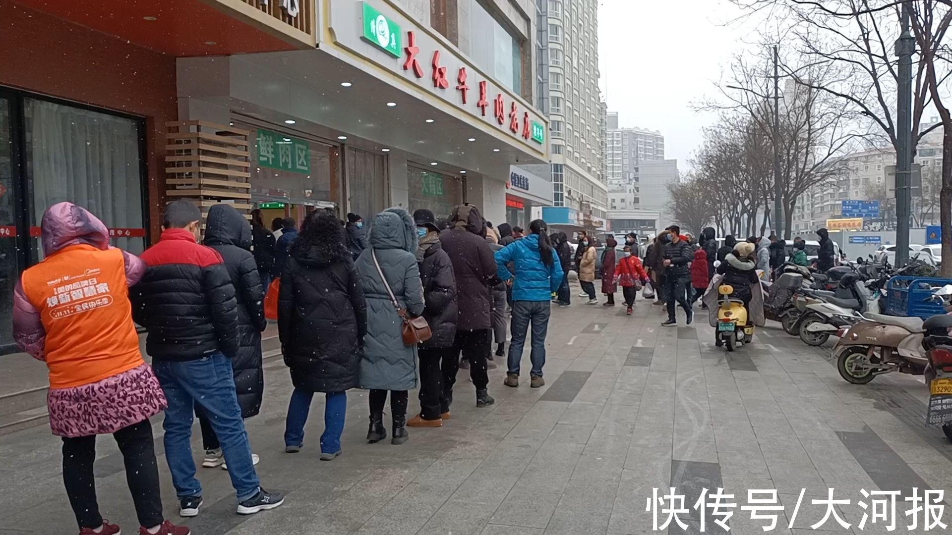 春节|春节将至，顺城街上的牛羊肉排队买起