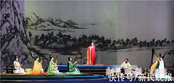 花样游泳&花游天团游进“国风港湾”，还和唢呐演奏家比起了肺活量