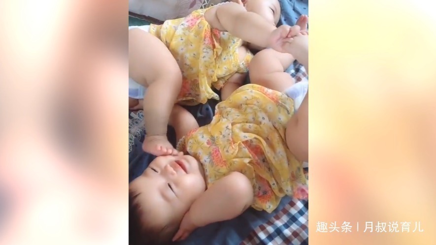 可爱|双胞胎女儿在床上打架, 场面真是太可爱,妈妈不知道帮谁真为难