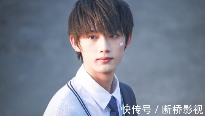 快本|丁程鑫加入快本,两边粉丝闹得不可开交,何炅却没在个人账号发话