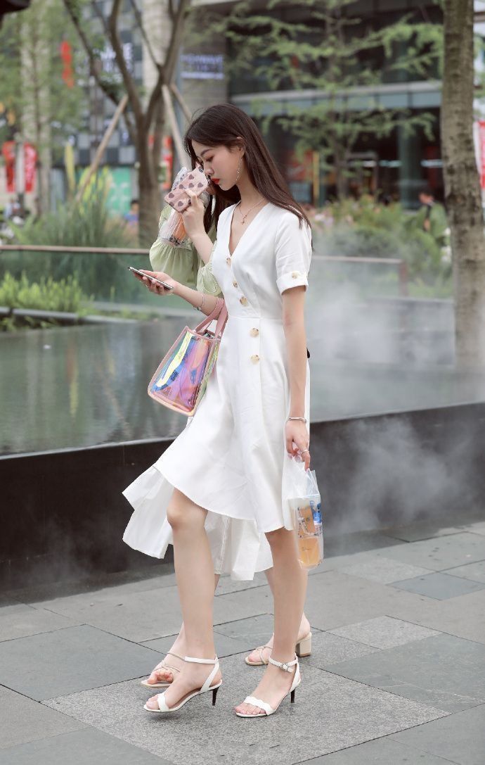 甜美可爱|时尚大气的短发美女,休闲短袖搭配绿色裙子,散发着青春魅力