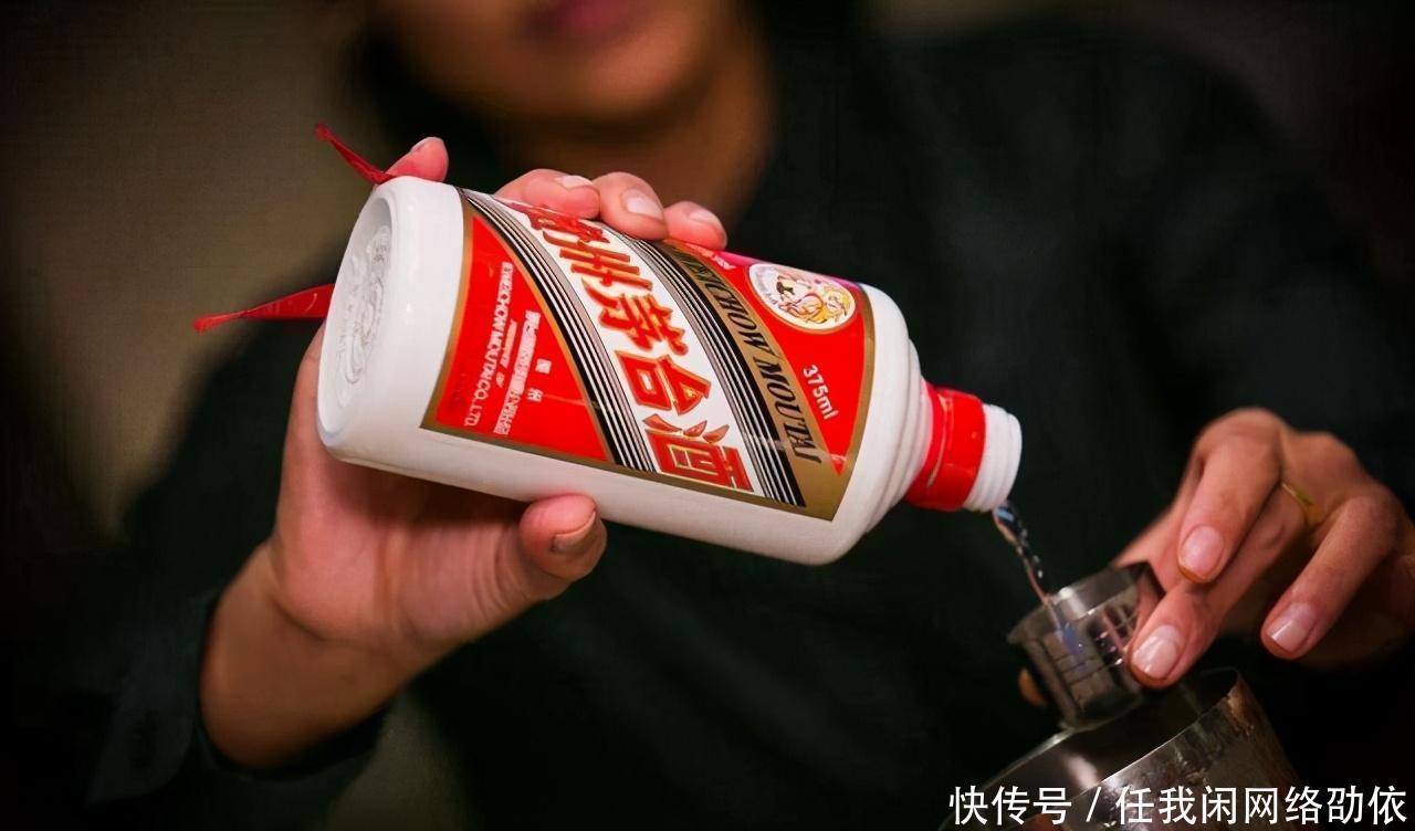 白喝|茅台上为何都有一条“红飘带”酒厂员工说出原因,不知道白喝了