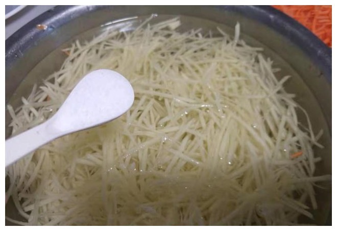 咸香绵软蒸土豆丝,很多人都做不好,原来一开始方法就错了