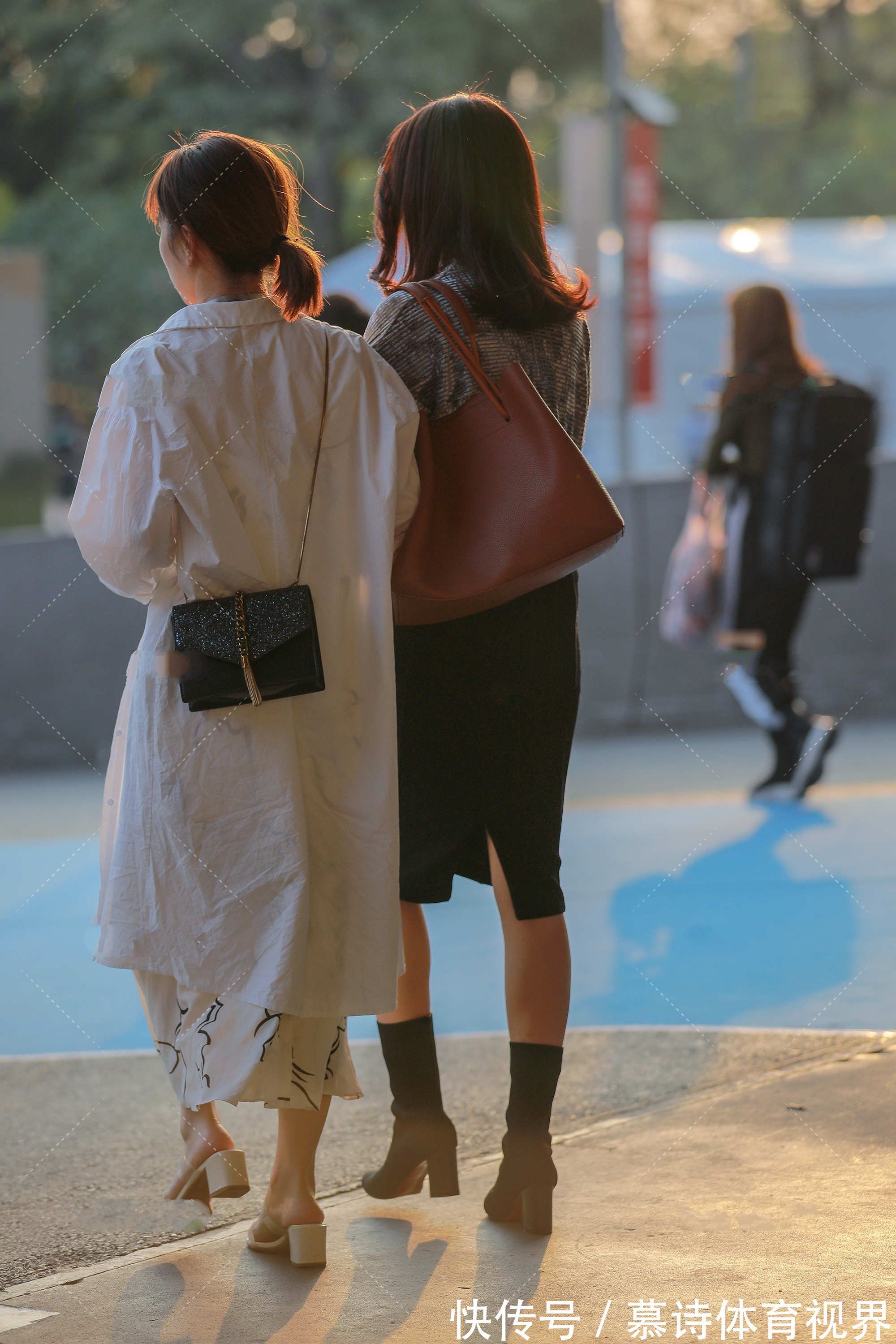 高跟鞋 纯色连衣裙过时了,今年流行的是印花裙,穿上也太美了吧