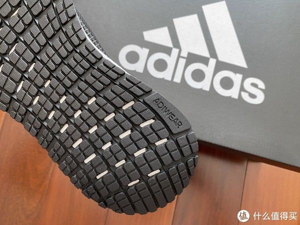 blaze bounce中底、黑白配色的adidas SOLAR BLAZE跑鞋