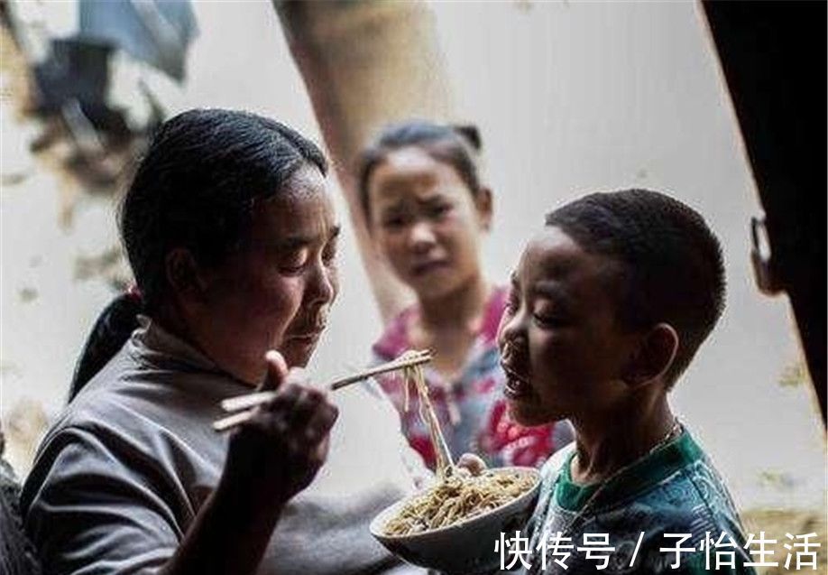 孝顺|“7只虾,5只给儿子2只给女儿”,宝妈自认不偏心,实则重男轻女