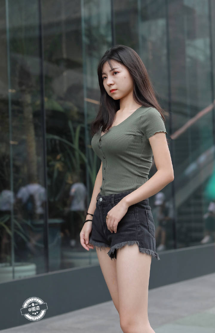 清爽感|时尚街拍绿色系的浪漫之约，四个小姐姐搭配哪个最好看