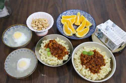 熊孩子们开始在家吃早餐了，这样的饭菜特别受熊孩子们欢迎，今天的早餐方便省事儿，上桌还特别受欢迎