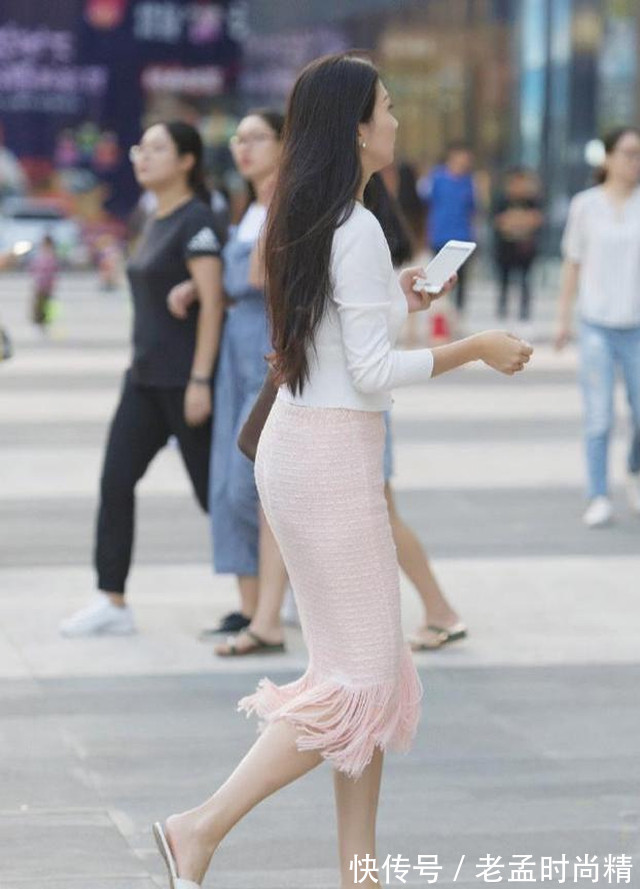 流苏裙|街拍：穿流苏裙出行的女生，造型大方得体，又美又气质