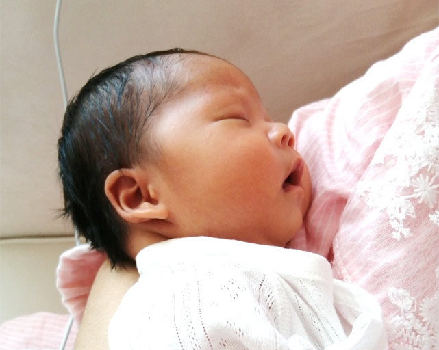 妈妈们|新生儿和妈妈一起睡好,还是自己睡婴儿床更好新手爸妈要看看