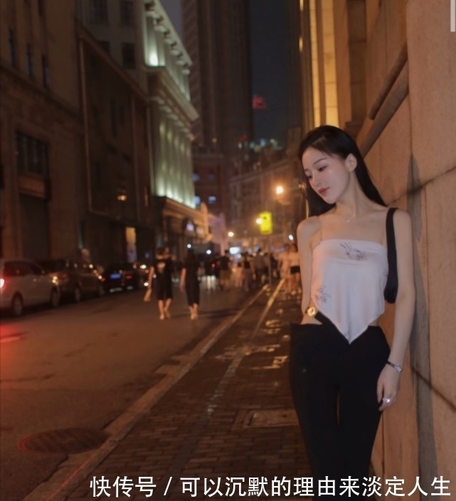 小姐姐|复古风手巾型吊带配低腰裤子,清爽凉快又性感!