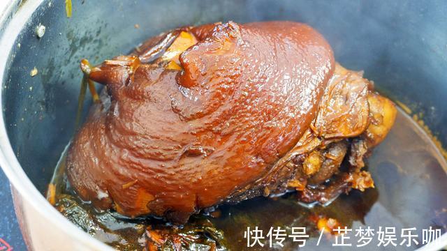 蓉儿|晚餐3斤猪肘子，一锅饭，一家四口吃的满嘴流油，网友：看着都馋