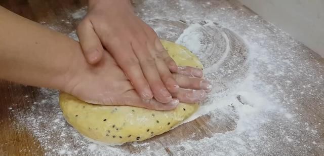 我家面粉就爱这样做,加4个鸡蛋,做法比麻花简单,比油条都好吃
