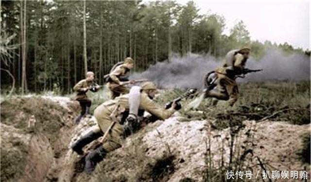 美军|二战老照片:德军从美军尸体上扒靴子,炮火下小红军成唯一幸存者
