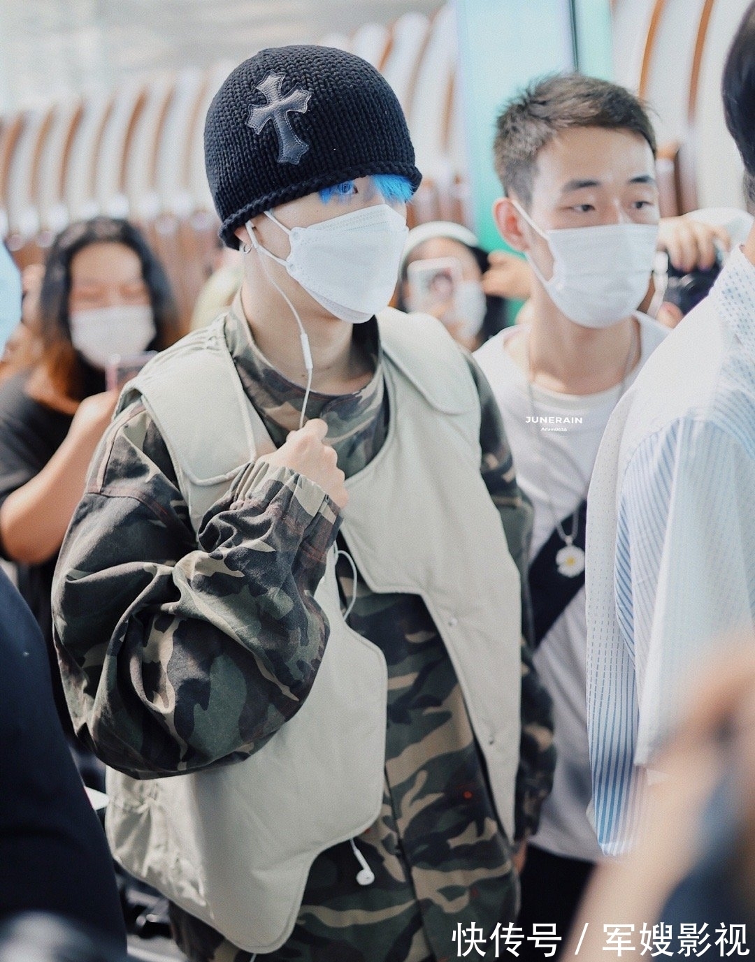 发型|范丞丞又染新发色了!蓝色渐变发型“撞衫”机场工作人员